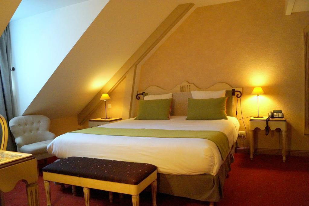 Logis Des Clos Et Restaurant Bistrot Des Grands Crus Hotel